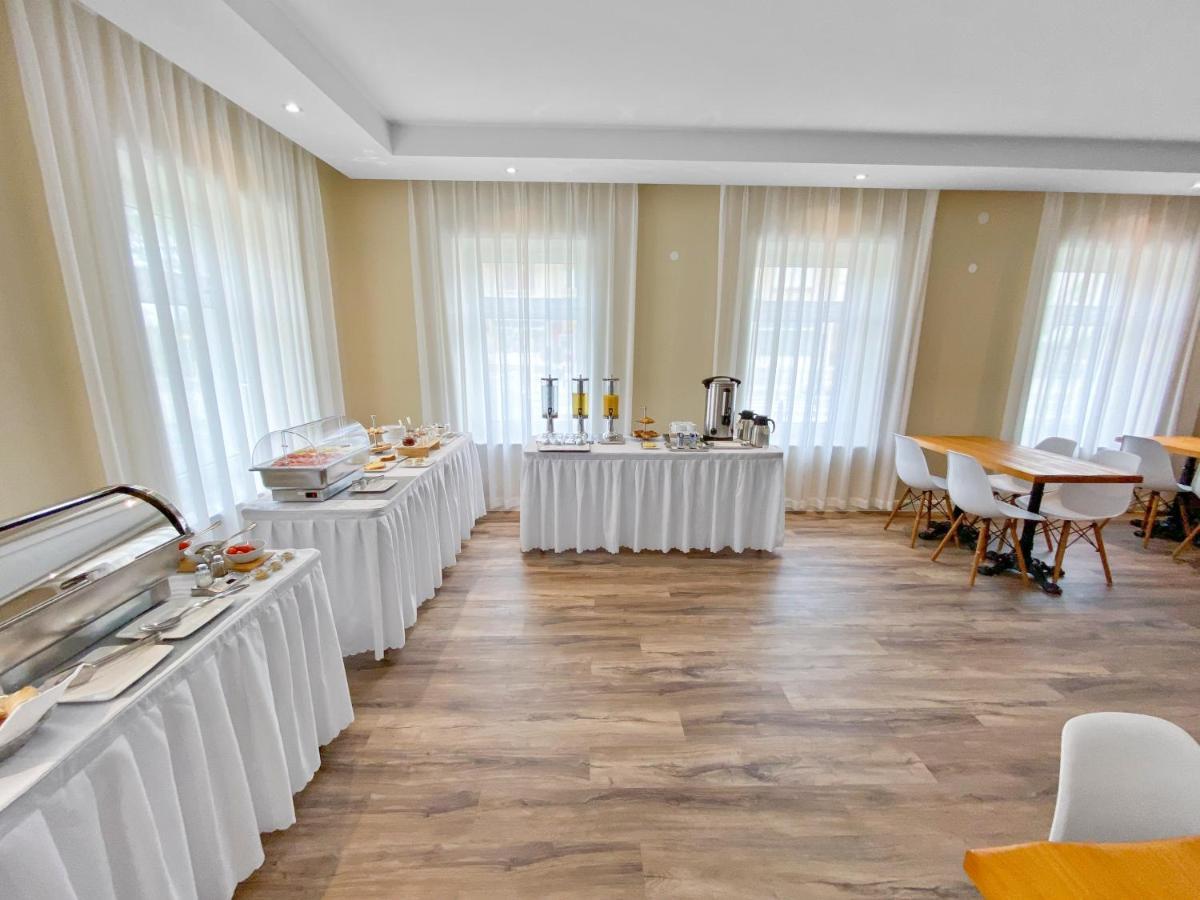 TOSCANINA Garni Hotel Dobrovo Exteriör bild